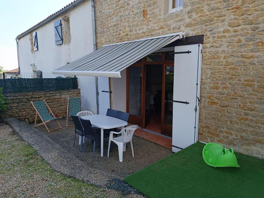 Charmante Maison En Pierres Sainte-Radégonde-des-Noyers 외부 사진