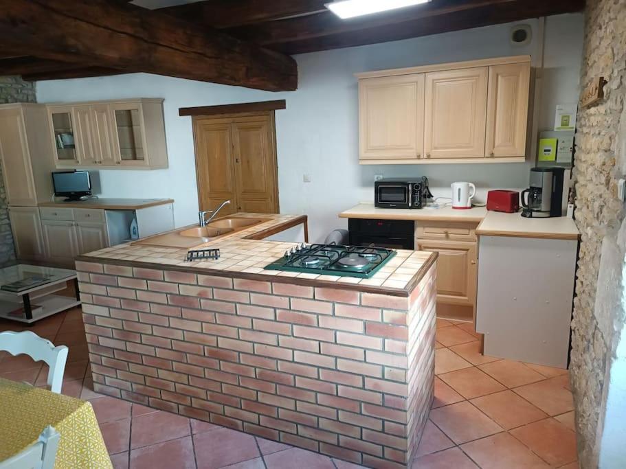 Charmante Maison En Pierres Sainte-Radégonde-des-Noyers 외부 사진